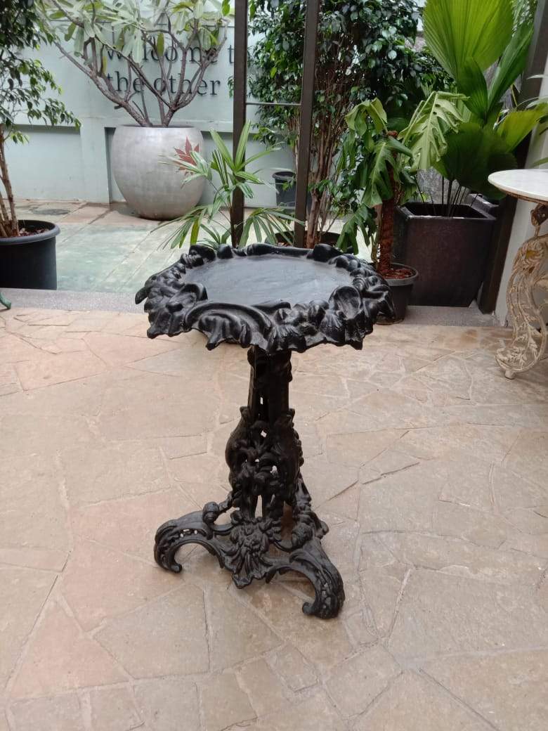 garden tables and outdoor tables